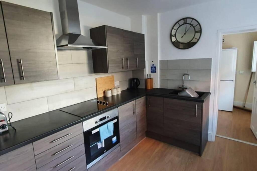 ريجلي Cannock House ~ 4 Bedrooms All With Ensuite. المظهر الخارجي الصورة