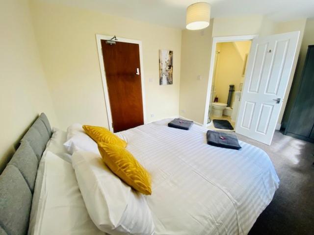 ريجلي Cannock House ~ 4 Bedrooms All With Ensuite. المظهر الخارجي الصورة