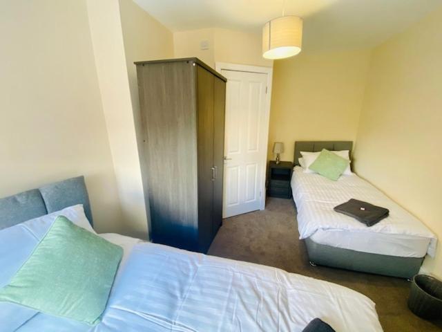 ريجلي Cannock House ~ 4 Bedrooms All With Ensuite. المظهر الخارجي الصورة