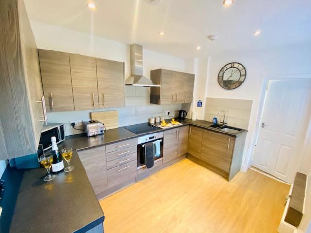 ريجلي Cannock House ~ 4 Bedrooms All With Ensuite. المظهر الخارجي الصورة